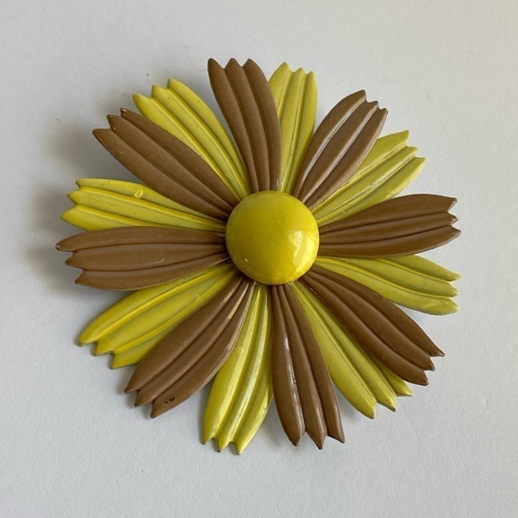 Vintage Enamel Daisy Brooch Sunburst Sunshine Pin 60s Retro Mod Yellow Tan Large - Picture 3 of 8